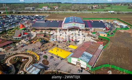 Döbeln - Karls Erlebnis-Dorf öffnet in Sachsen: Hunderte Besucher stürmen neuer Freizeitpark 23.03.2024 gegen 9 Uhr Döbeln, Erdbeerstraße Karls Erlebnis-Dorf am Samstagvormittag hat das erste Karls Erlebnis-Dorf in Sachsen offiziell eröffnet. In Beisein des sächsischen Ministerpräsidenten Michael Kretzschmer, Döbelner Oberbürgermeisters Sven Liebhauser und des mittelsächsischen Landrats Dirk Neubauer hat Karls-Geschäftsführer Robert Dahl das Band zur Eröffnung durchgeschnitten. Hunderte Besucher stürmten am ersten Öffnungstag den neuen Freizeitpark in Sachsen. Zentraler Teil des Erlebnis-Dorfs Stockfoto