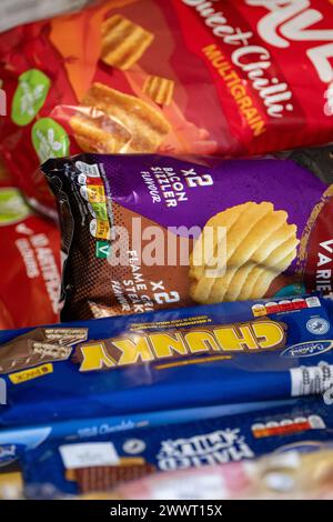 Päckchen Junk Food in einem Einkaufswagen. UK Stockfoto