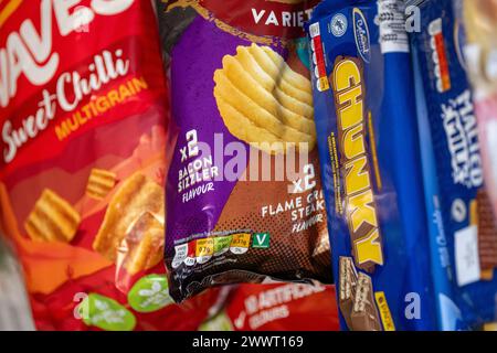 Päckchen Junk Food in einem Einkaufswagen. UK Stockfoto