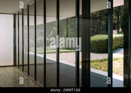 Innenraum des Pavillons von Mies van der Rohe in Barcelona, Glas-Détail Stockfoto