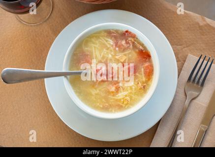 Nudelsuppe mit Hackfleisch, serviert in einer Schüssel Stockfoto