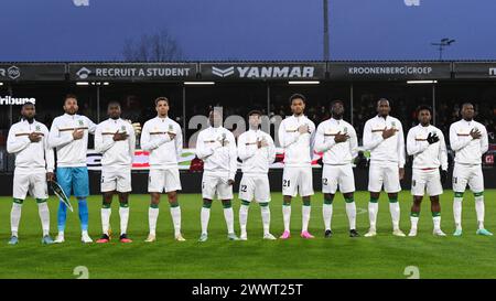 ALMERE - (l-r) Stefano Denswil von Suriname, Suriname Torhüter Warner Hahn, Anfernee Dijksteel von Suriname, Justin Lonwijk von Suriname, Ridgeciano Haps von Suriname, Kenneth Paal von Suriname, Jaden Montnor von Suriname, Myenty Abena von Suriname, Dione Malone Virgil Misidjan von Suriname, Sheraldo Becker aus Suriname während des Freundschaftsspiels zwischen Suriname und Martinique im Almere City FC Stadium am 24. März 2024 in Almere, Niederlande. ANP | Hollandse Hoogte | GERRIT VAN COLOGNE Stockfoto