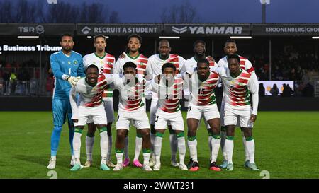 ALMERE - (zurück lr) Suriname Torhüter Warner Hahn, Justin Lonwijk von Suriname, Jaden Montnor von Suriname, Dione Malone von Suriname, Myenty Abena von Suriname, Stefano Denswil von Suriname (Front lr) Sheraldo Becker von Suriname, Virgil Misidjan von Suriname, Kenneth Paal von Suriname, Anfernee Dijksteel von Suriname, Suriname, Suriname, Suriname Ridgeciano hat Suriname während des Freundschaftsspiels zwischen Suriname und Martinique im Almere City FC Stadium am 24. März 2024 in Almere, Niederlande, getroffen. ANP | Hollandse Hoogte | GERRIT VAN COLOGNE Stockfoto