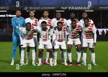 ALMERE - (zurück lr) Suriname Torhüter Warner Hahn, Justin Lonwijk von Suriname, Jaden Montnor von Suriname, Dione Malone von Suriname, Myenty Abena von Suriname, Stefano Denswil von Suriname (Front lr) Sheraldo Becker von Suriname, Virgil Misidjan von Suriname, Kenneth Paal von Suriname, Anfernee Dijksteel von Suriname, Suriname, Suriname, Suriname Ridgeciano hat Suriname während des Freundschaftsspiels zwischen Suriname und Martinique im Almere City FC Stadium am 24. März 2024 in Almere, Niederlande, getroffen. ANP | Hollandse Hoogte | GERRIT VAN COLOGNE Stockfoto