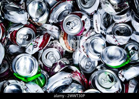 Zerstoßene Aluminiumdosen für das Recycling Stockfoto