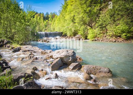 Gebirgsbach mit kleinem Wasserfall im Sonnenschein Schmelzwasser führende Wildbäche in den Alpen wie zum Beispiel die Breitachklamm sind eine interessante Sehenswürdigkeit und beliebtes Ausflugsziel - auch an Tagen mit schlechtem Wetter. Es gibt verschiedene Wandertouren entlang solcher Gewässer die dann teils über Stege entlang von Stromschnellen und kleinen Wasserfällen führen. Raum Oberstdorf Bayern Deutschland *** Bergbach mit kleinem Wasserfall im Sonnenschein Meltwasserbäche in den Alpen, wie die Breitachklamm, sind ein interessanter Anblick und ein beliebtes Ausflugsziel Stockfoto