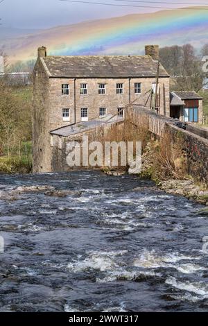 Rainbow über der historischen Gayle Mill, einer Baumwoll- und Wollmühle aus dem 18. Jahrhundert auf dem Gayle Beck bei Hawes im Wensleydale, Yorkshire Dales National Park. Stockfoto