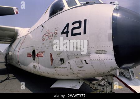 Erster Golfkrieg: 25. März 1991 Ein Greyhound der US Navy COD Grumman C-2 von der USS Midway wird am Kuwait International Airport betankt. Stockfoto
