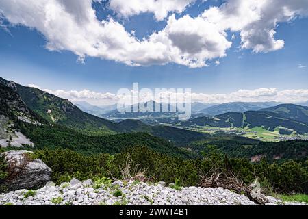 Weiter Ausblick auf die sommerliche Landschaft Tirols vom Wilden Kaiser aus gesehen. Herrliche Alpenlandschaft im Sommer - unterwegs in den Bergen rund um den Wilden Kaiser - die majestätische Gebirgsformation oberhalb vom Elmau in Tirol - Österreich. Herrliche Natur und wunderschöne Landschaften laden zum Wandern ein. Landschaftsfoto. Elmau Tirol Österreich *** Weitsicht auf die Sommerlandschaft Tirols vom Wilden Kaiser aus gesehen herrliche Alpenlandschaft im Sommer auf dem Weg in die Berge um den Wilden Kaiser die majestätische Bergformation oberhalb von Elmau in Tirol Österreich herrlich Stockfoto