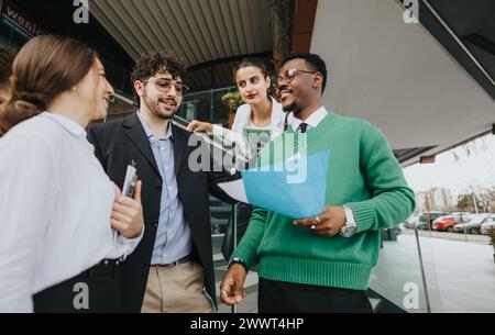 Unternehmerisches Startup-Team führt eine Diskussion bei einem informellen Treffen im Freien Stockfoto