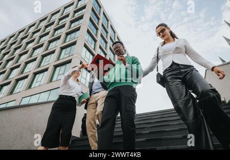 Junges Startup-Team, das aus der Ferne an einem Projekt in einer urbanen Outdoor-Umgebung arbeitet Stockfoto