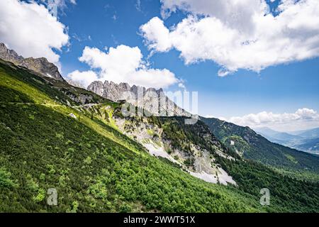 Weiter Ausblick auf die sommerliche Landschaft Tirols vom Wilden Kaiser aus gesehen. Herrliche Alpenlandschaft im Sommer - unterwegs in den Bergen rund um den Wilden Kaiser - die majestätische Gebirgsformation oberhalb vom Elmau in Tirol - Österreich. Herrliche Natur und wunderschöne Landschaften laden zum Wandern ein. Landschaftsfoto. Elmau Tirol Österreich *** Weitsicht auf die Sommerlandschaft Tirols vom Wilden Kaiser aus gesehen herrliche Alpenlandschaft im Sommer auf dem Weg in die Berge um den Wilden Kaiser die majestätische Bergformation oberhalb von Elmau in Tirol Österreich herrlich Stockfoto