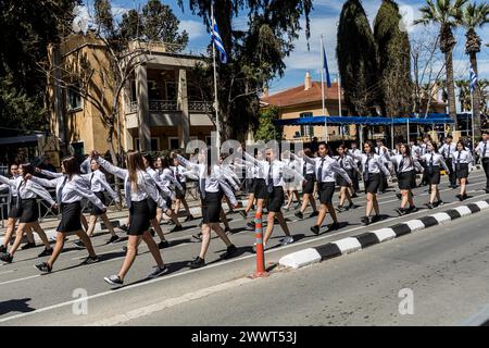 Nikosia, Nikosia, Zypern. März 2024. Die Studentenparade zum 203. Jahrestag des Unabhängigkeitstages findet heute vor der griechischen Botschaft in Nikosia, Zypern, am 25. März 2024 statt. Der Jahrestag erinnert an den 25. März 1821, als die Griechen die Revolution gegen das Osmanische Reich begannen. (Credit Image: © Kostas Pikoulas/ZUMA Press Wire) NUR REDAKTIONELLE VERWENDUNG! Nicht für kommerzielle ZWECKE! Stockfoto