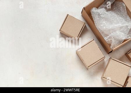 Pappverpackungen mit Luftpolsterfolie auf weißem Tisch Stockfoto