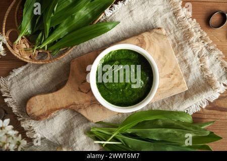 Hausgemachte grüne Pesto-Soße aus frischen BärenKnoblauchblättern - wilde essbare Pflanze, die im Frühjahr geerntet wird Stockfoto