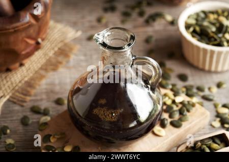Eine Flasche Kürbiskernöl auf einem Tisch Stockfoto