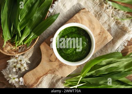 Pesto aus frischem wildem Knoblauch oder Ramson-Blättern im Frühjahr, Blick von oben Stockfoto