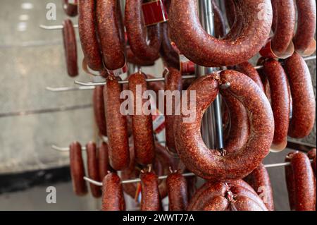 Würstchen auf der Theke zum Verkauf in der Metzgerei. Stockfoto