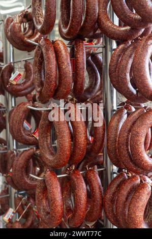 Würstchen auf der Theke zum Verkauf in der Metzgerei. Stockfoto