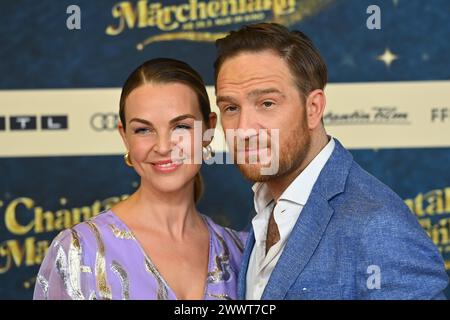 Frederick LAU Schauspieler, mit Ehefrau Annika. Roter Teppich,Red Carpert Weltpremiere von CHANTAL im MAERCHENLAND am 25.03.2024 im Mathaeser Kino in München. *** Frederick LAU Schauspieler , mit Ehefrau Annika Red Carpet, Red Carpert Weltpremiere von CHANTAL im MAERCHENLAND am 25 03 2024 im Mathaeser Kino München Stockfoto