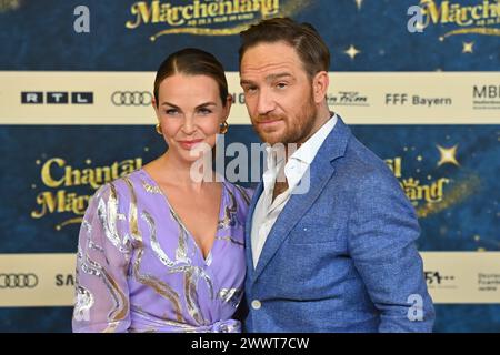 Frederick LAU Schauspieler, mit Ehefrau Annika. Roter Teppich,Red Carpert Weltpremiere von CHANTAL im MAERCHENLAND am 25.03.2024 im Mathaeser Kino in München. *** Frederick LAU Schauspieler , mit Ehefrau Annika Red Carpet, Red Carpert Weltpremiere von CHANTAL im MAERCHENLAND am 25 03 2024 im Mathaeser Kino München Stockfoto