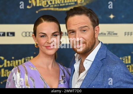 Frederick LAU Schauspieler, mit Ehefrau Annika. Roter Teppich,Red Carpert Weltpremiere von CHANTAL im MAERCHENLAND am 25.03.2024 im Mathaeser Kino in München. *** Frederick LAU Schauspieler , mit Ehefrau Annika Red Carpet, Red Carpert Weltpremiere von CHANTAL im MAERCHENLAND am 25 03 2024 im Mathaeser Kino München Stockfoto