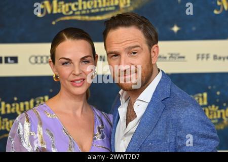Frederick LAU Schauspieler, mit Ehefrau Annika. Roter Teppich,Red Carpert Weltpremiere von CHANTAL im MAERCHENLAND am 25.03.2024 im Mathaeser Kino in München. *** Frederick LAU Schauspieler , mit Ehefrau Annika Red Carpet, Red Carpert Weltpremiere von CHANTAL im MAERCHENLAND am 25 03 2024 im Mathaeser Kino München Stockfoto
