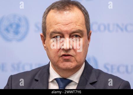 Der amtierende serbische Premierminister und Außenminister Ivica Dacic spricht am 25. März 2024 im UN-Hauptquartier in New York vor der Presse. Russland beantragte am 25. Jahrestag der NATO-Intervention in der ehemaligen Republik Jugoslawien eine Sitzung des Sicherheitsrats. Russland versuchte, Parallelen zwischen der NATO-Intervention und seinem eigenen Krieg gegen die Ukraine herzustellen. Es kam zu einem Austausch zwischen den Botschaftern Frankreichs Nicolas de Riviere und Russland Vassily Nebenzia auf der Tagesordnung der Sitzung, und die anschließende Abstimmung über die Verfahrensagenda ergab Ergebnisse mit 3 Ja-Stimmen (Russland, Algerien, China) und 12 Stimmenthaltungen (Vereinigte K) Stockfoto