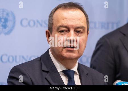 Der amtierende serbische Premierminister und Außenminister Ivica Dacic spricht am 25. März 2024 im UN-Hauptquartier in New York vor der Presse. Russland beantragte am 25. Jahrestag der NATO-Intervention in der ehemaligen Republik Jugoslawien eine Sitzung des Sicherheitsrats. Russland versuchte, Parallelen zwischen der NATO-Intervention und seinem eigenen Krieg gegen die Ukraine herzustellen. Es kam zu einem Austausch zwischen den Botschaftern Frankreichs Nicolas de Riviere und Russland Vassily Nebenzia auf der Tagesordnung der Sitzung, und die anschließende Abstimmung über die Verfahrensagenda ergab Ergebnisse mit 3 Ja-Stimmen (Russland, Algerien, China) und 12 Stimmenthaltungen (Vereinigte K) Stockfoto