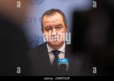 Der amtierende serbische Premierminister und Außenminister Ivica Dacic spricht am 25. März 2024 im UN-Hauptquartier in New York vor der Presse. Russland beantragte am 25. Jahrestag der NATO-Intervention in der ehemaligen Republik Jugoslawien eine Sitzung des Sicherheitsrats. Russland versuchte, Parallelen zwischen der NATO-Intervention und seinem eigenen Krieg gegen die Ukraine herzustellen. Es kam zu einem Austausch zwischen den Botschaftern Frankreichs Nicolas de Riviere und Russland Vassily Nebenzia auf der Tagesordnung der Sitzung, und die anschließende Abstimmung über die Verfahrensagenda ergab Ergebnisse mit 3 Ja-Stimmen (Russland, Algerien, China) und 12 Stimmenthaltungen (Vereinigte K) Stockfoto