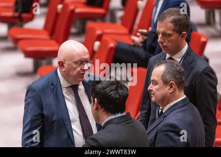 Der russische Botschafter Vassily Nebenzia spricht mit dem amtierenden serbischen Premierminister und Außenminister Ivica Dacic vor dem Treffen des Sicherheitsrates am 25. März 2024 im Hauptquartier der Vereinten Nationen in New York. Russland beantragte am 25. Jahrestag der NATO-Intervention in der ehemaligen Republik Jugoslawien eine Sitzung des Sicherheitsrats. Russland versuchte, Parallelen zwischen der NATO-Intervention und seinem eigenen Krieg gegen die Ukraine herzustellen. Es gab einen Austausch zwischen den Botschaftern Frankreichs Nicolas de Riviere und Russlands Vassily Nebenzia auf der Tagesordnung der Sitzung, und die anschließende Abstimmung über die Verfahrensagenda ergab Ergebnisse als 3 zugunsten (Russ Stockfoto