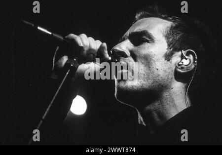 MASSIVE ATTACK, MEZZANINE PREVIEW KONZERT, 1998: Robert Del Naja (auch bekannt als 3D) von massive Attack im Gloucester Leisure Centre in England, Großbritannien am 14. März 1998. Die Band hatte eine Vorschau auf die Titel ihres dritten Albums Mezzanine, das einen Monat später veröffentlicht wurde. Foto: Rob Watkins. INFO: Massive Attack, ein britisches Trip-Hop-Kollektiv, das 1988 in Bristol gegründet wurde, definierte elektronische Musik mit ihren atmosphärischen Soundlandschaften und sozial bewussten Texten neu. Ihr Genre-trotzender Stil war ein weltweiter Einfluss auf die Musikszene. Stockfoto