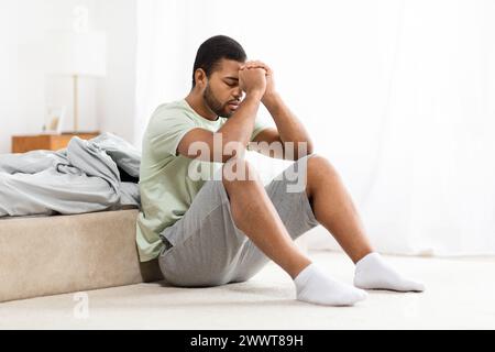 Mann mit Kopf, traurig oder gestresst Stockfoto