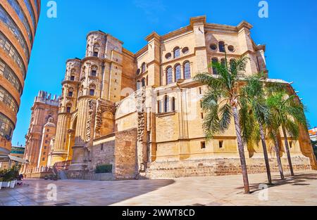 Calle Cortina del Muelle Straße mit Blick auf die Apsis der Kathedrale von Malaga, Spanien Stockfoto