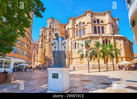 MALAGA, SPANIEN - 28. SEPTEMBER 2019: Calle Cortina del Muelle Straße mit der Kathedrale von Malaga mit einem Denkmal für Kardinal Angel Herrera Oria, am 28. September in Mal Stockfoto