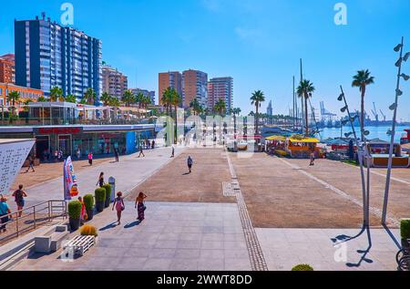 MALAGA, SPANIEN - 28. SEPTEMBER 2019: Hafen von Malaga mit einer Reihe von Geschäften und Restaurants am Muelle UNO Pier, Malaga, Spanien Stockfoto