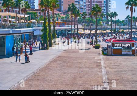 MALAGA, SPANIEN - 28. SEPTEMBER 2019: Die moderne Fußgängerzone im Hafen von Malaga mit einer Reihe von Geschäften und Restaurants am Muelle UNO Pier, Malaga, Spanien Stockfoto