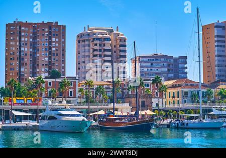 Muelle UNO Pier mit verankerten Segelyachten, Palmenallee, Cafés, Boutiquen und modernen Wohnhochhäusern, Malaga, Spanien Stockfoto