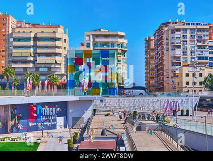 MALAGA, SPANIEN - 28. SEPTEMBER 2019: Das futuristische, würfelförmige Centre Pompidou Malaga Museum, Malaga, Spanien Stockfoto