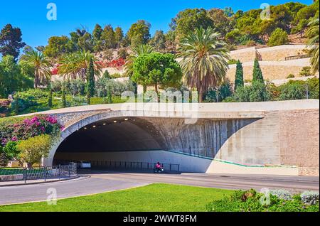 Der Alcazaba-Tunnel mit Terrassengarten am Hang des Gibralfaro Castle Hill in Malaga, Spanien Stockfoto