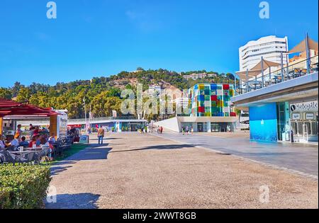 MALAGA, SPANIEN - 28. SEPTEMBER 2019: Muelle UNO Pier mit Geschäften, Restaurants, Centre Pompidou Museum und Gibralfaro Castle auf dem Hügel im Hintergrund Stockfoto