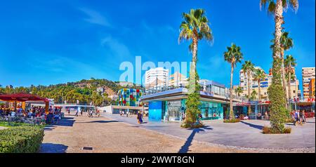 MALAGA, SPANIEN - 28. SEPTEMBER 2019: Panorama des Muelle UNO Pier mit Geschäften, Restaurants und Centre Pompidou Museum im Hintergrund Stockfoto