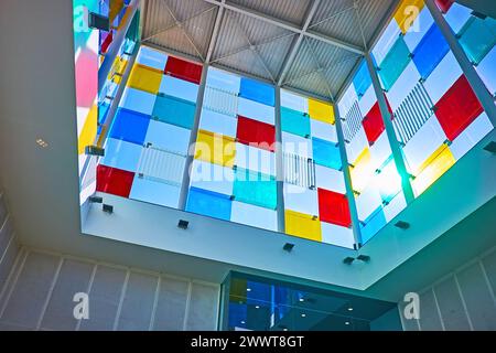 MALAGA, SPANIEN - 28. SEPTEMBER 2019: Innenraum des Centre Pompidoy Museums mit Glas- und Stahlkonstruktion des berühmten El Cubo (der Würfel) von innen Stockfoto