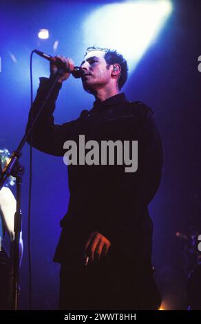 MASSIVE ATTACK, MEZZANINE PREVIEW KONZERT, 1998: Robert Del Naja (auch bekannt als 3D) von massive Attack im Gloucester Leisure Centre in England, Großbritannien am 14. März 1998. Die Band hatte eine Vorschau auf die Titel ihres dritten Albums Mezzanine, das einen Monat später veröffentlicht wurde. Foto: Rob Watkins. INFO: Massive Attack, ein britisches Trip-Hop-Kollektiv, das 1988 in Bristol gegründet wurde, definierte elektronische Musik mit ihren atmosphärischen Soundlandschaften und sozial bewussten Texten neu. Ihr Genre-trotzender Stil war ein weltweiter Einfluss auf die Musikszene. Stockfoto