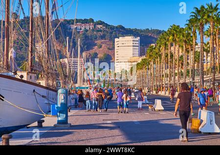MALAGA, SPANIEN - 28. SEPTEMBER 2019: Spaziergang entlang des überfüllten Muelle UNO Pier im Hafen von Malaga, Costa del Sol Stockfoto