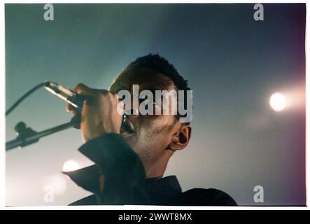 MASSIVE ATTACK, MEZZANINE PREVIEW CONCERT, 1998: Grant Marshall (auch bekannt als Daddy G) of massive Attack at the Gloucester Leisure Centre in England, UK am 14. März 1998. Die Band hatte eine Vorschau auf die Titel ihres dritten Albums Mezzanine, das einen Monat später veröffentlicht wurde. Foto: Rob Watkins. INFO: Massive Attack, ein britisches Trip-Hop-Kollektiv, das 1988 in Bristol gegründet wurde, definierte elektronische Musik mit ihren atmosphärischen Soundlandschaften und sozial bewussten Texten neu. Ihr Genre-trotzender Stil war ein weltweiter Einfluss auf die Musikszene. Stockfoto