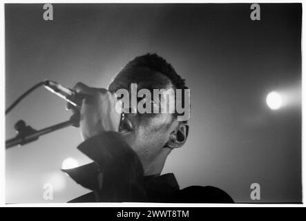 MASSIVE ATTACK, MEZZANINE PREVIEW CONCERT, 1998: Grant Marshall (auch bekannt als Daddy G) of massive Attack at the Gloucester Leisure Centre in England, UK am 14. März 1998. Die Band hatte eine Vorschau auf die Titel ihres dritten Albums Mezzanine, das einen Monat später veröffentlicht wurde. Foto: Rob Watkins. INFO: Massive Attack, ein britisches Trip-Hop-Kollektiv, das 1988 in Bristol gegründet wurde, definierte elektronische Musik mit ihren atmosphärischen Soundlandschaften und sozial bewussten Texten neu. Ihr Genre-trotzender Stil war ein weltweiter Einfluss auf die Musikszene. Stockfoto