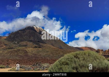 Der Vulkanberg Teide erhebt sich über den Wolken im Teide-Nationalpark, der zum UNESCO-Weltkulturerbe gehört. Kanarische Inseln, Spanien. Stockfoto