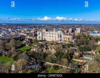 An einem hellen sonnigen Tag aus nächster Nähe auf die Kathedrale und das Gelände in Peterborough, Großbritannien Stockfoto