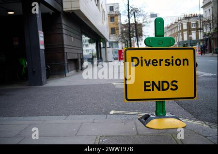 Umleitungsschild auf dem Gehweg Stockfoto